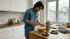 Vrstvený salát se šproty: nenápadný hit na oslavy a pár triků pro jemnější chuť