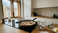 Klobása v krémové mléčné omáčce: jednoduchý trik s jíškou, díky kterému je sametová