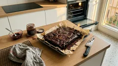 Veganské brownies s višněmi z pár surovin – vláčný čokoládový řez, který překvapí