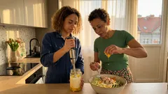 Svěží salát z pekingského zelí a tresčích jater – a majonéza ze sklenice za pár vteřin