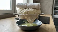 Rychle, chutně, levně: domácí krémový sýr z jogurtu a smetany přes noc