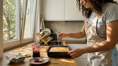 Smetanový koláč s džemem, který chutná slavnostně: z jedné mísy a s malým trikem navíc