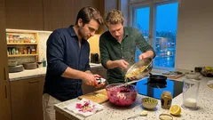 Raz dva a hotovo: řepný salát s okurkami a restovanou cibulkou, který vždycky zmizí