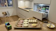 Co mít v mrazáku, když nestíháte: 5 večeří, které stačí dát do trouby